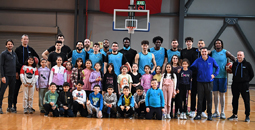 MİNİKLERDEN TOFAŞ BASKETBOL TAKIMI’NA ZİYARET