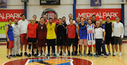 TOFAŞ FABRİKASI VE SPOR KULÜBÜ ÇALIŞANLARI BASKETBOL MAÇINDA KARŞI KARŞIYA GELDİ
