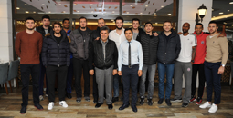 TOFAŞLI BASKETBOLCULARA ÖZDEMİROĞLU'NDAN MORAL YEMEĞİ