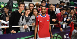 TOFAŞLI BASKETBOLCULAR İMZA DAĞITTI